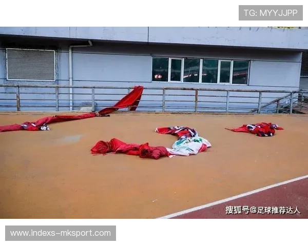 比赛最后一刻VAR改判，晋级席位瞬间变更——足球竞技的“关键时刻”背后