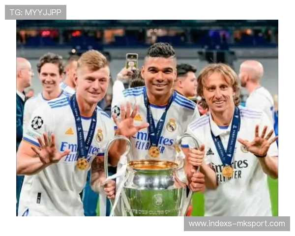 皇家马德里—卡塞米罗后场断球发动快攻 皇家马德里—卡塞米罗后场断球发动快攻