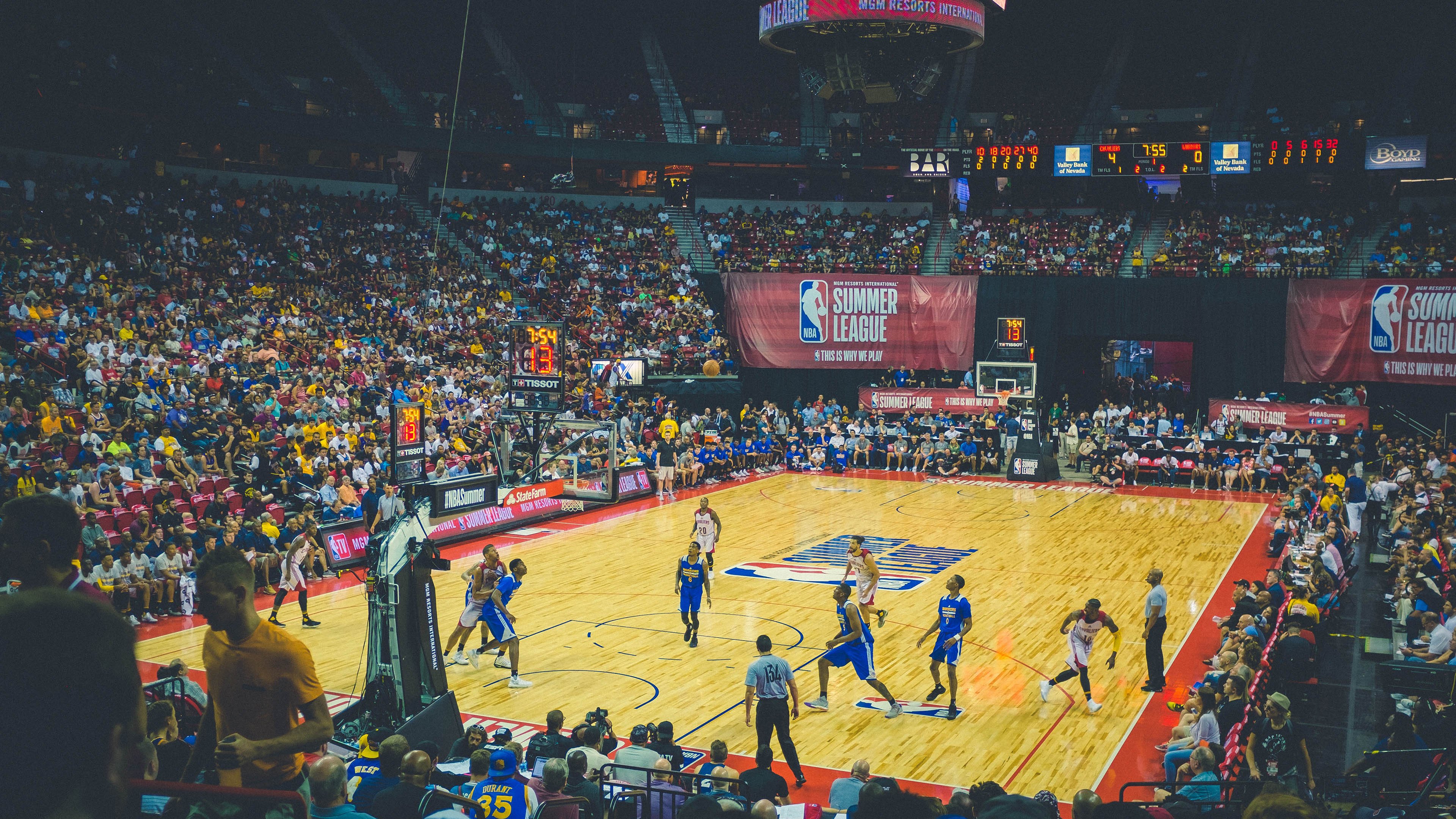 张伟丽与拳迷互动现场气氛热烈，张伟丽的拳击生涯